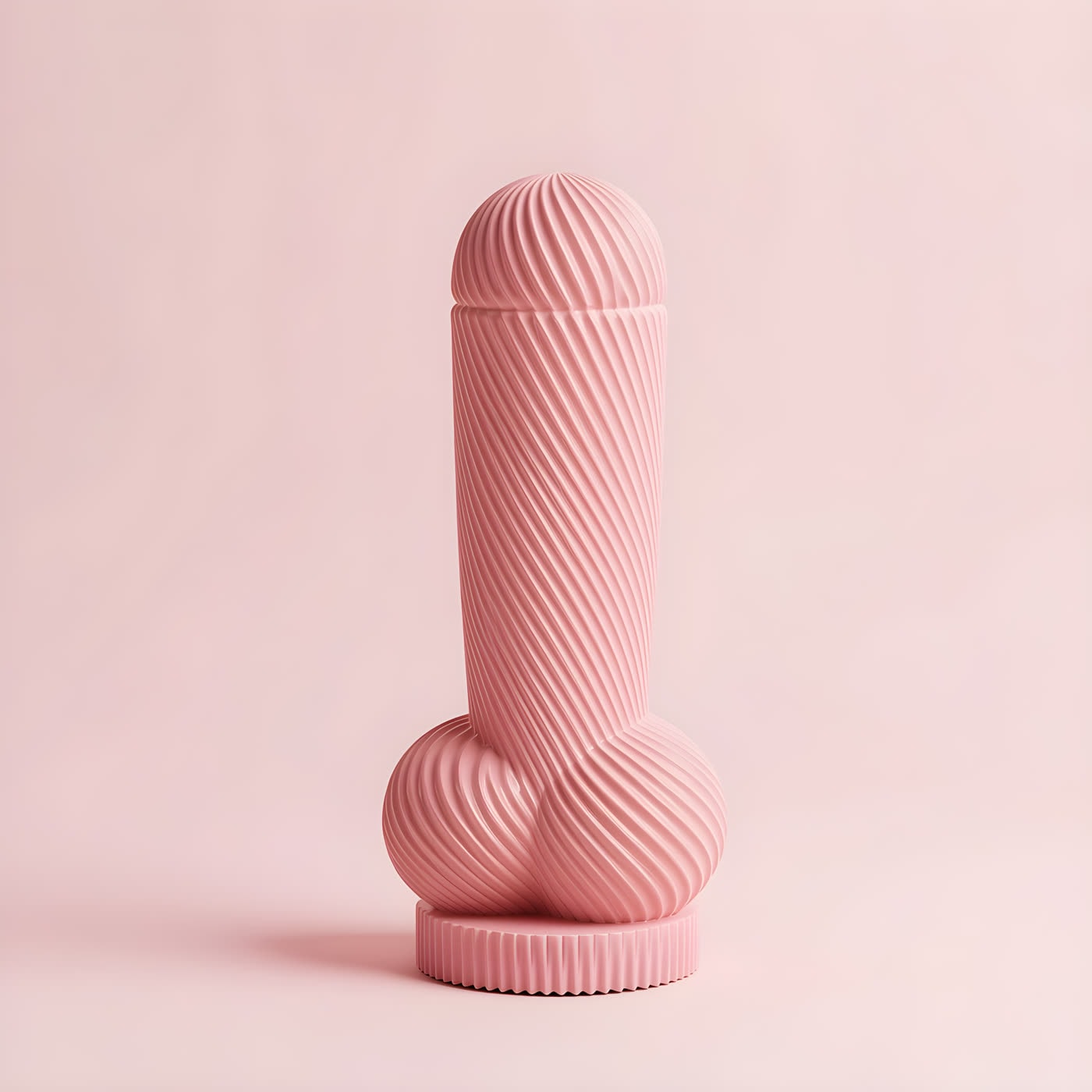 Lampe insolite Lampe Monsieur by OSER en rose sakura, vue de face sur fond rose
