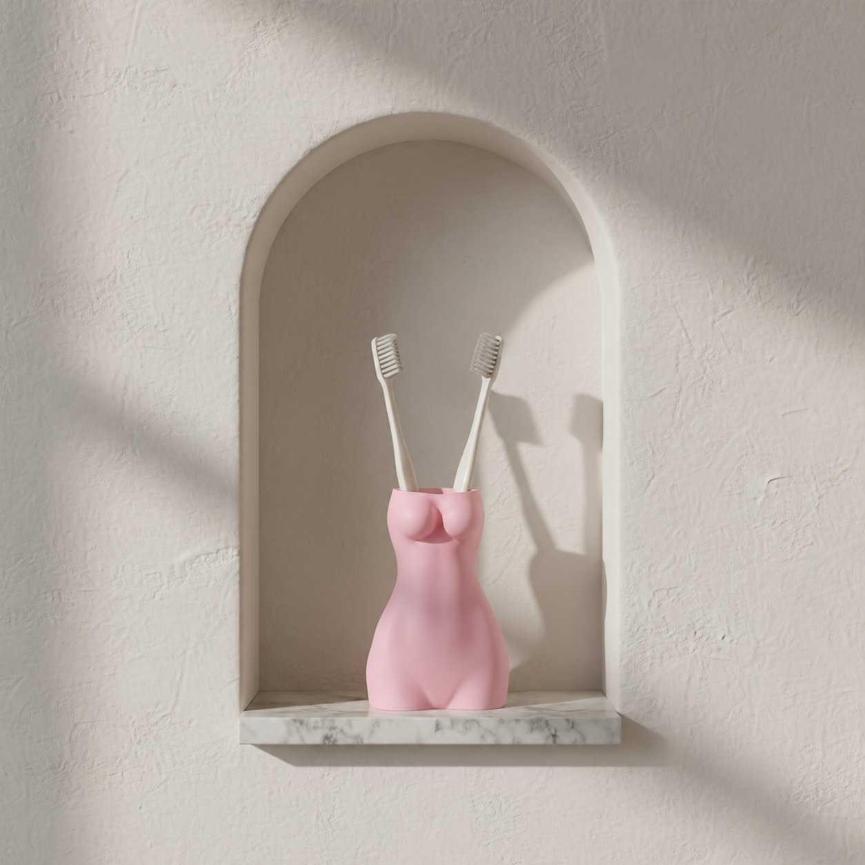 Porte-brosse à dents La Favorite by OSER rose dans une niche cintrée, tablette de marbre, deux brosses à dents