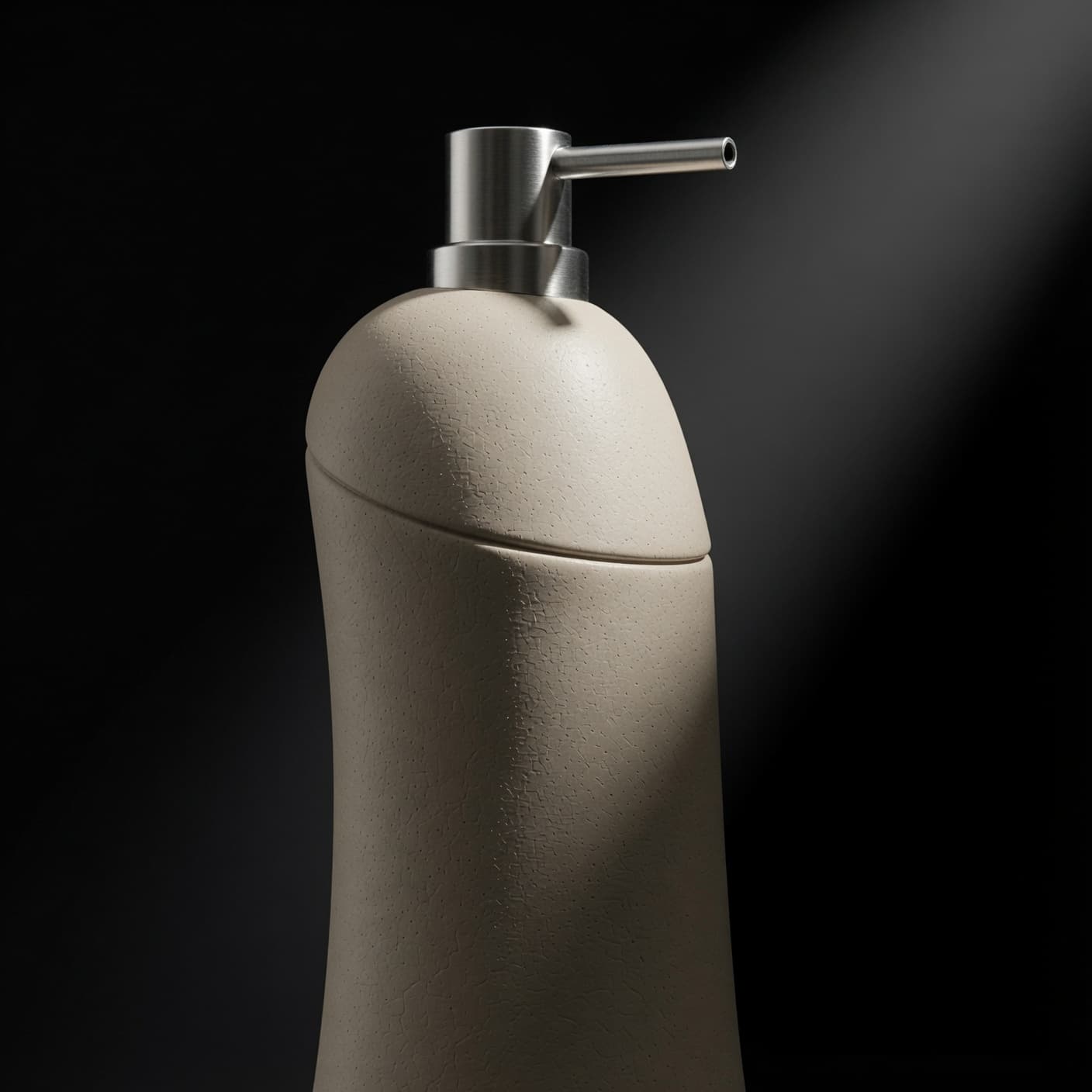 Détail du corps mat du distributeur de savon Semence beige foncé sur fond noir